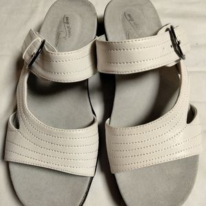 Easy Spirit Shoes  White Sz 8.5 heel half inch